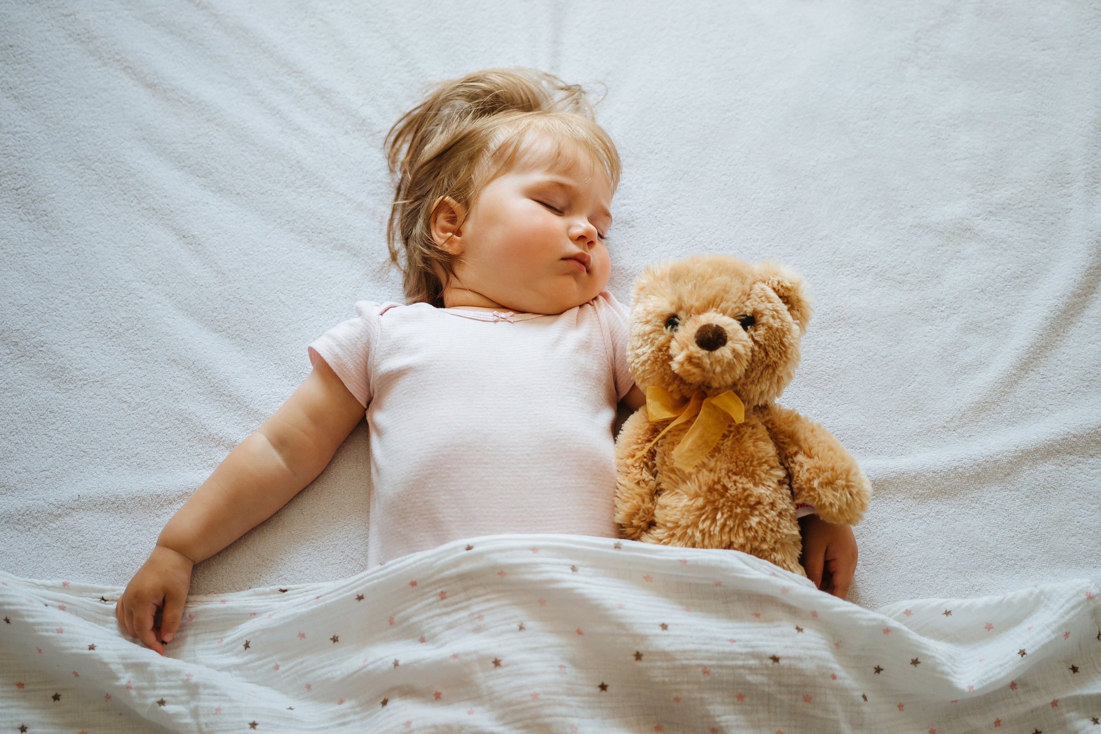Est-il possible de laisser un bébé dormir avec un doudou sur la tête?