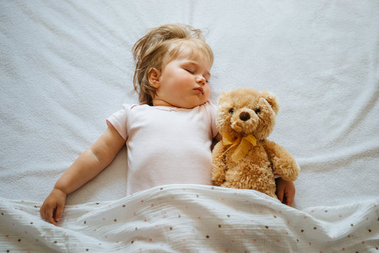 Enfant qui dors paisiblement avec son doudou sécurisé