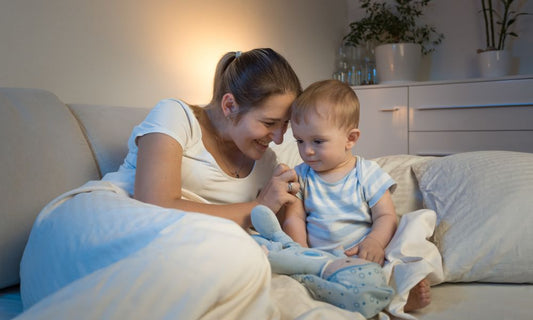 Bébé endormi la nuit dans une chambre sombre et calme