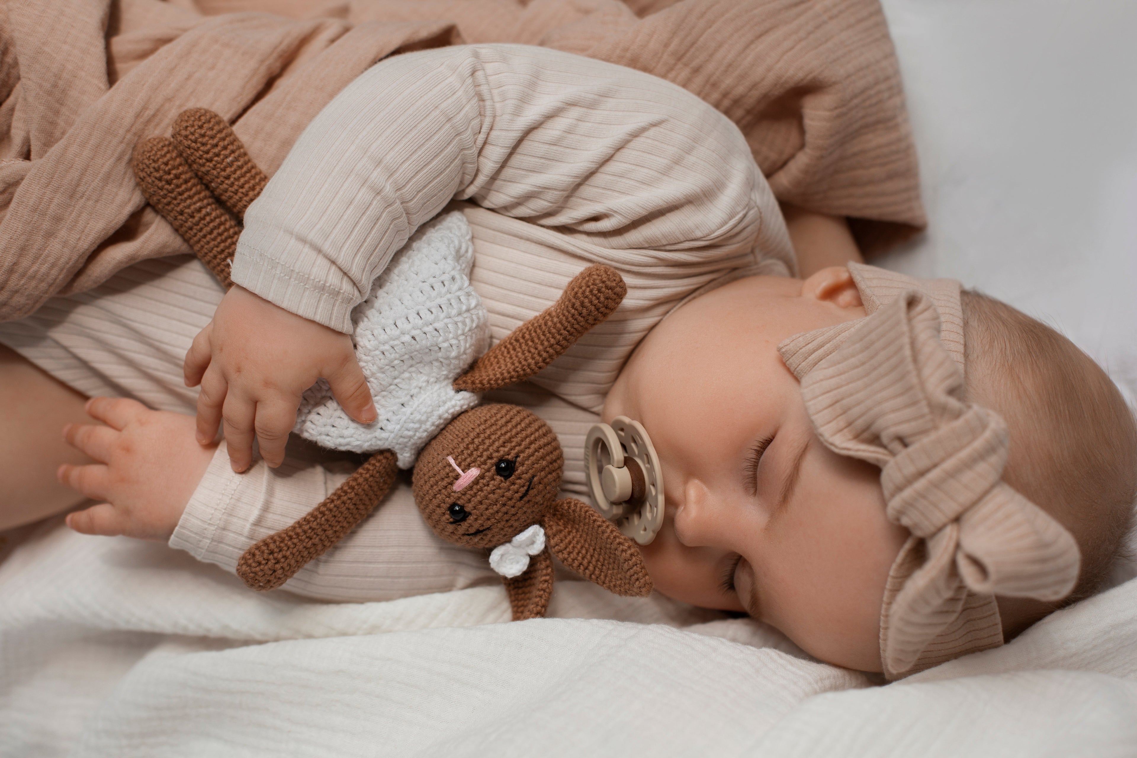 Bébé qui dort paisiblement dans le noir, favorisant la production de mélatonine