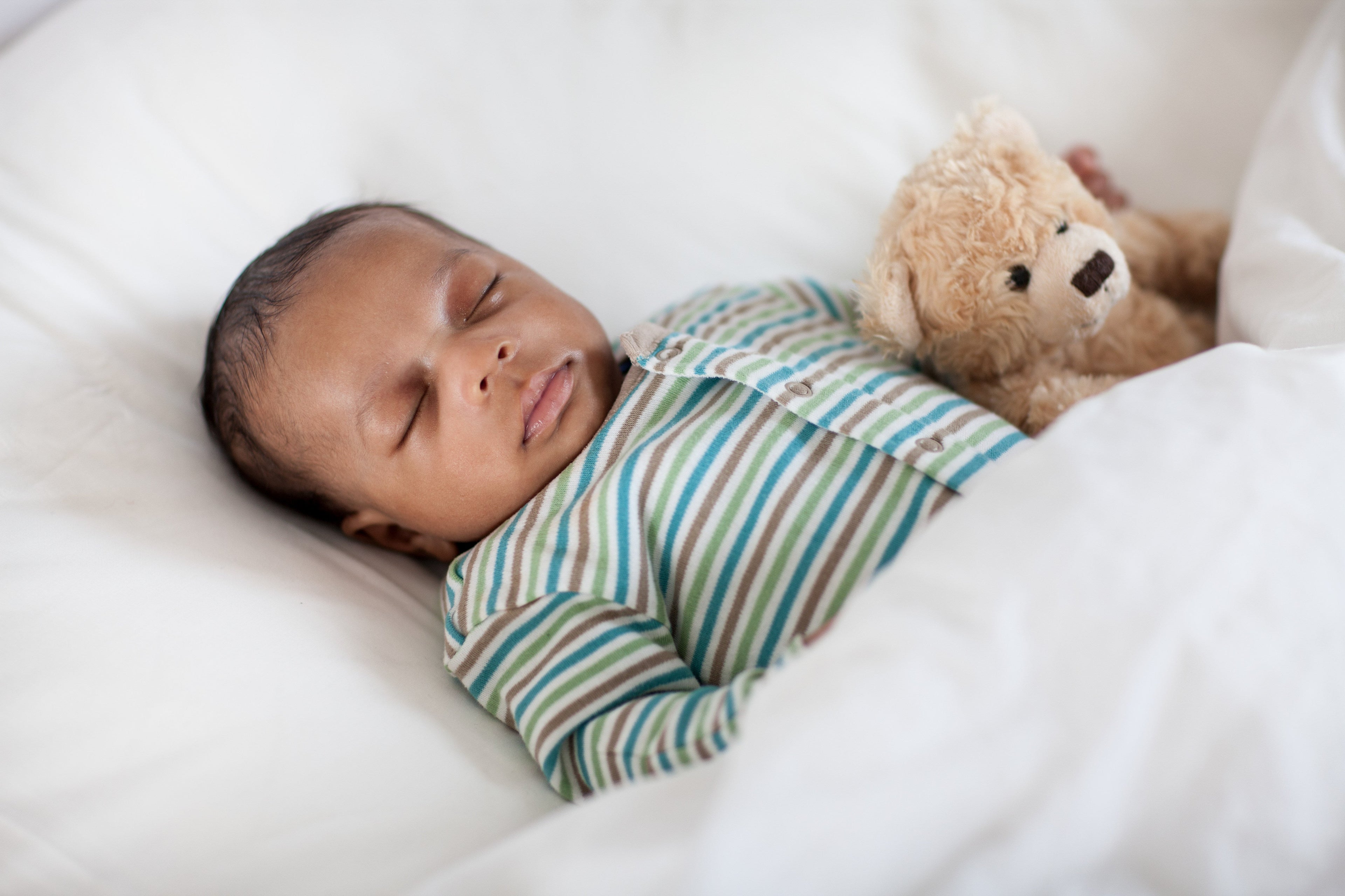 Bébé qui dort paisiblement, guide complet du sommeil de 0 à 3 ans