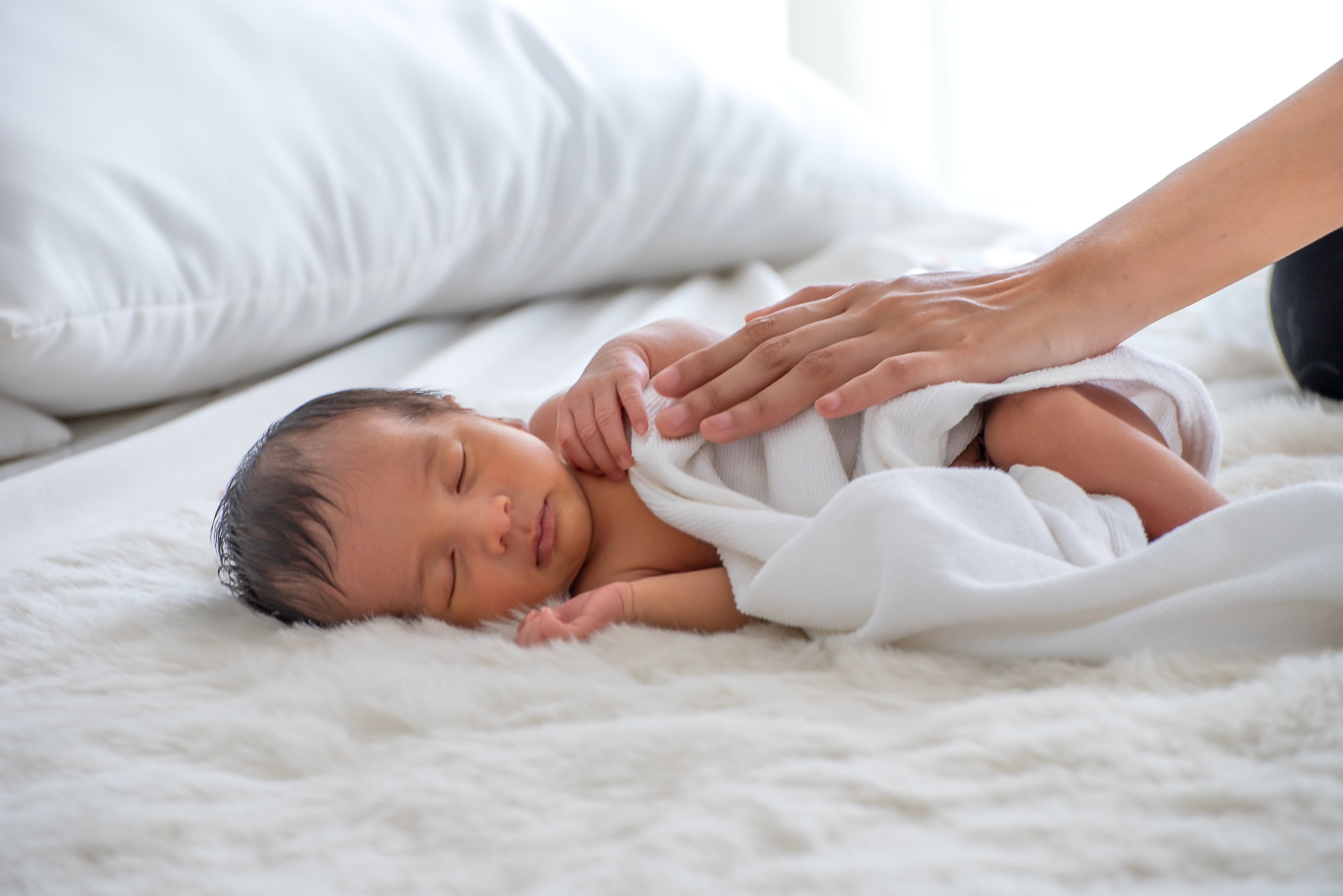Bébé de 2 mois qui dort paisiblement dans son berceau