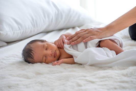 Bébé de 2 mois qui dort paisiblement dans son berceau
