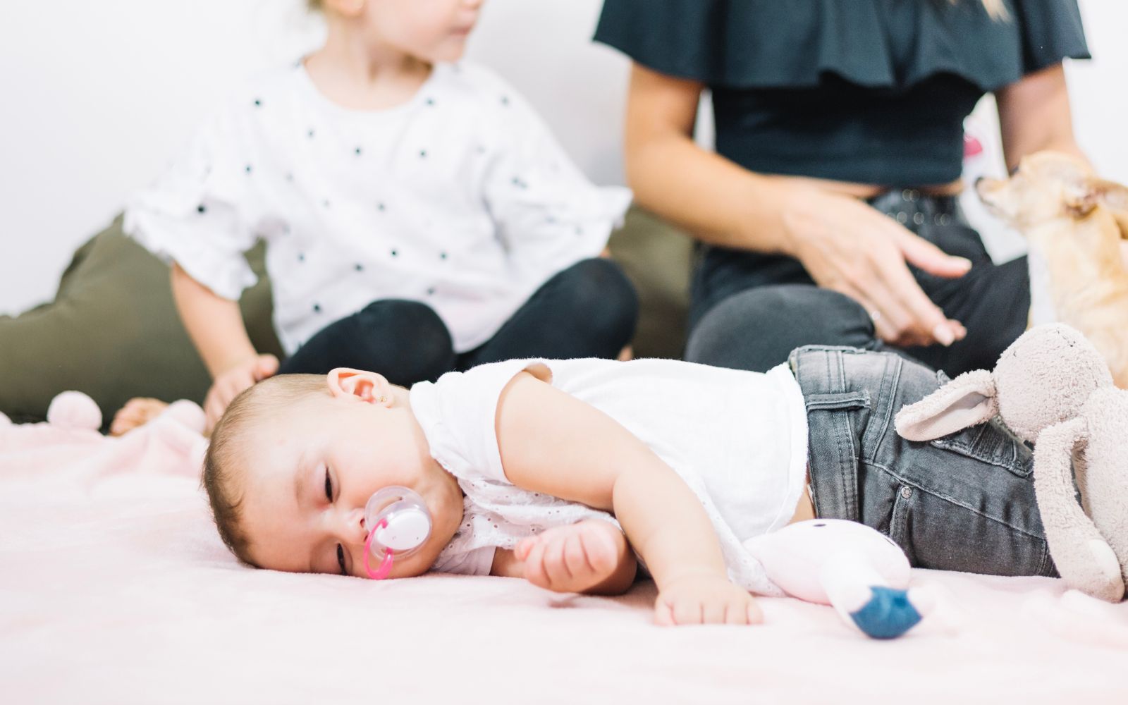 Bébé qui s'endort seul paisiblement dans son lit