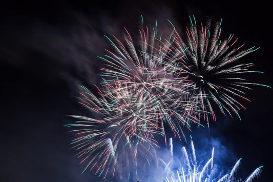 Bébé qui dort paisiblement pendant une soirée de feux d'artifice
