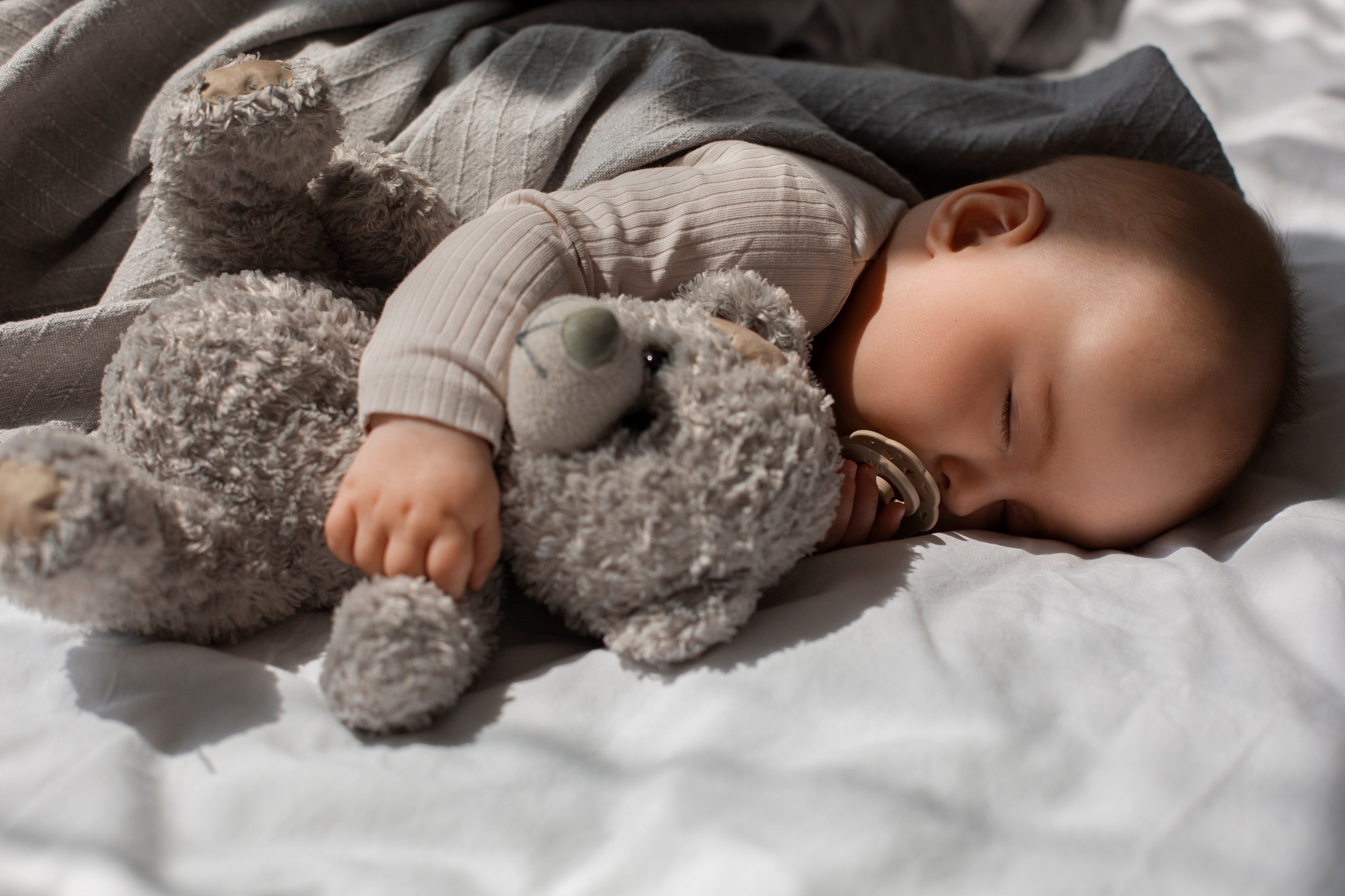 Bébé de 8 mois qui pleure la nuit à cause de l'angoisse de séparation