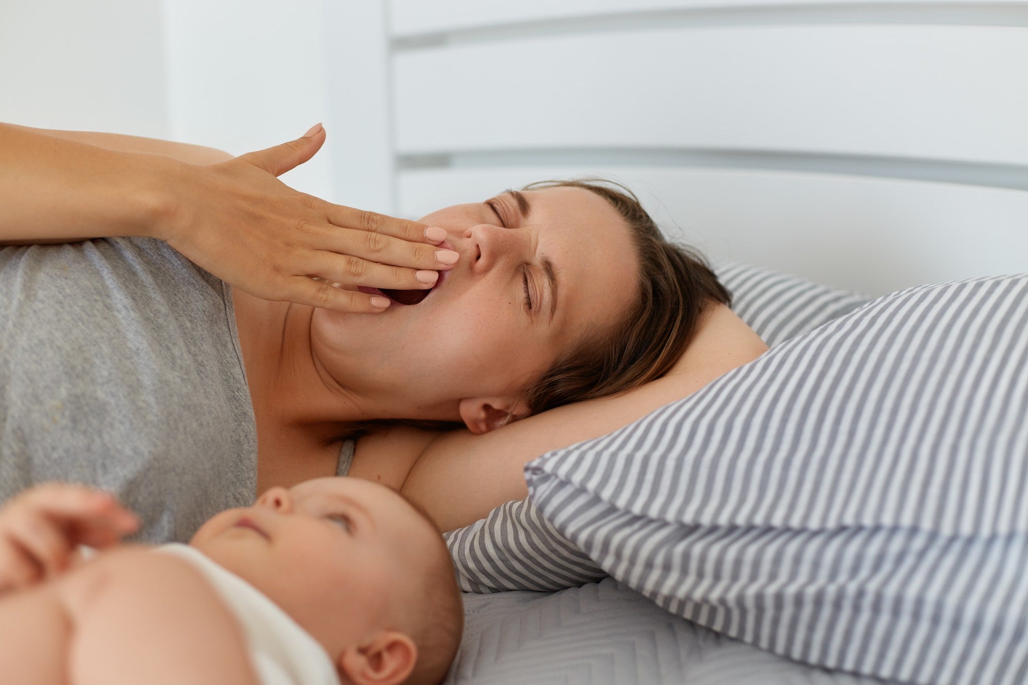 Bébé de 4 mois qui se réveille la nuit pendant sa première régression du sommeil