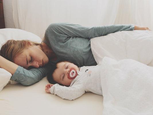 Bébé apaisé qui retrouve le sommeil grâce à une routine régulière