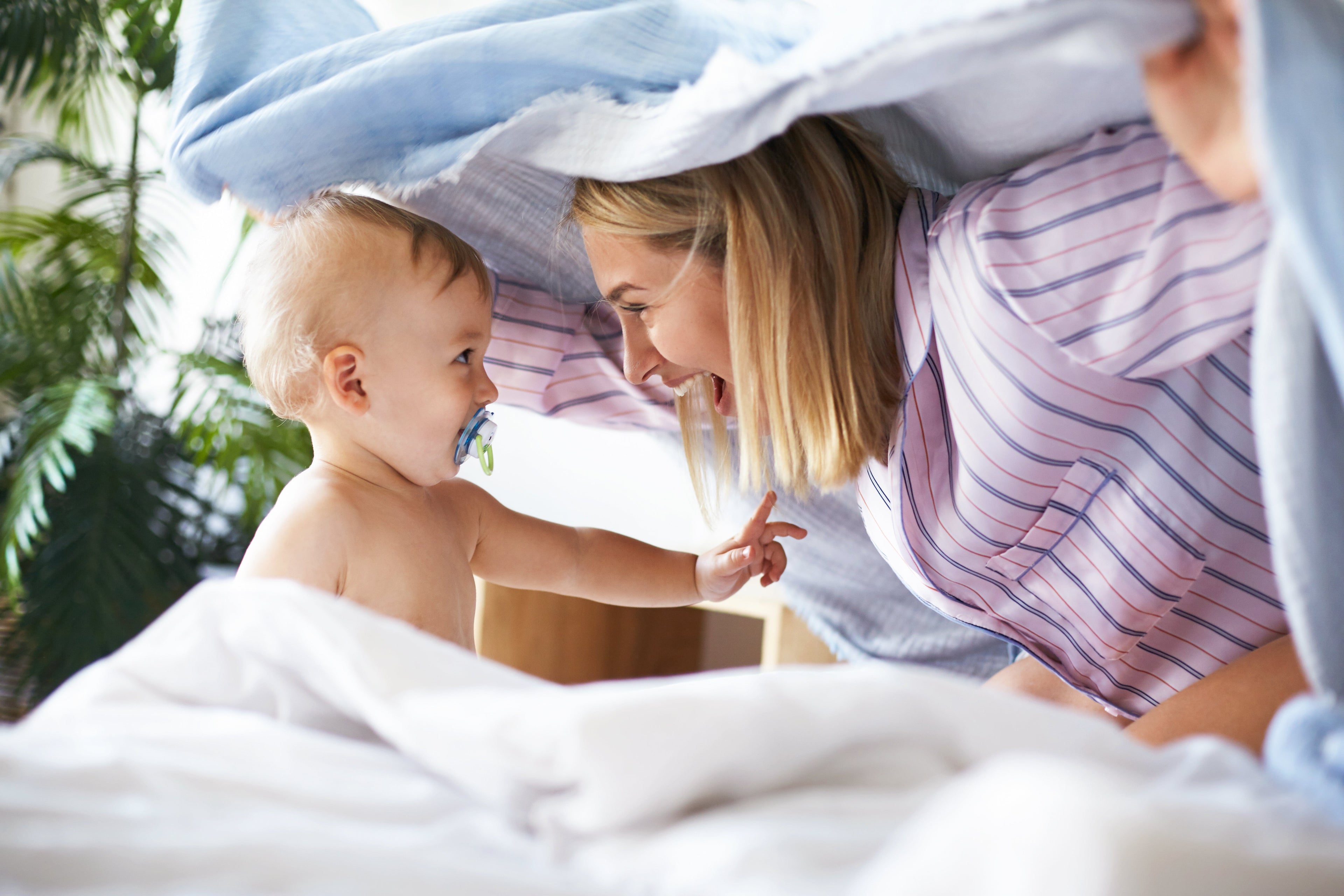 Bébé qui dors paisiblement dans une chambre adaptée au changement d'heure du printemps
