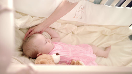 Bébé qui dort une nuit complète paisiblement dans son lit