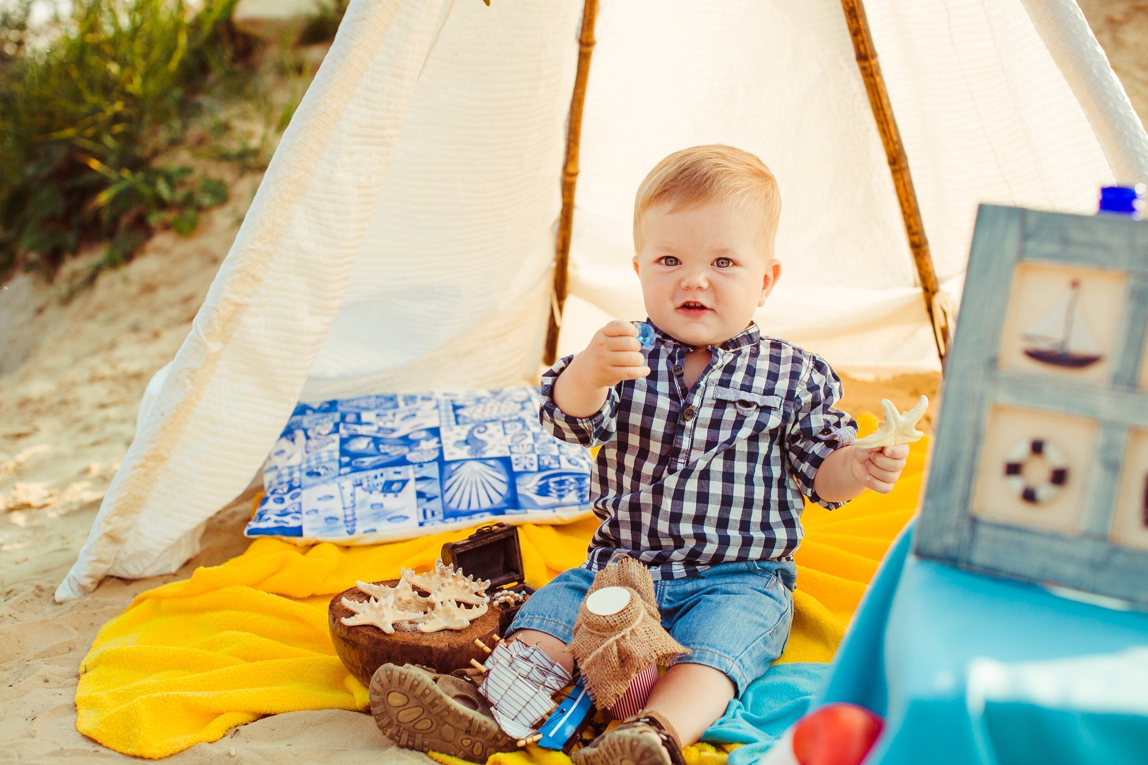 Bébé qui dors paisiblement pendant les vacances d'été en famille