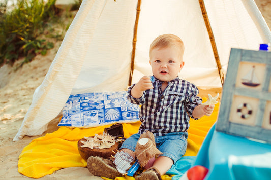 Bébé qui dors paisiblement pendant les vacances d'été en famille