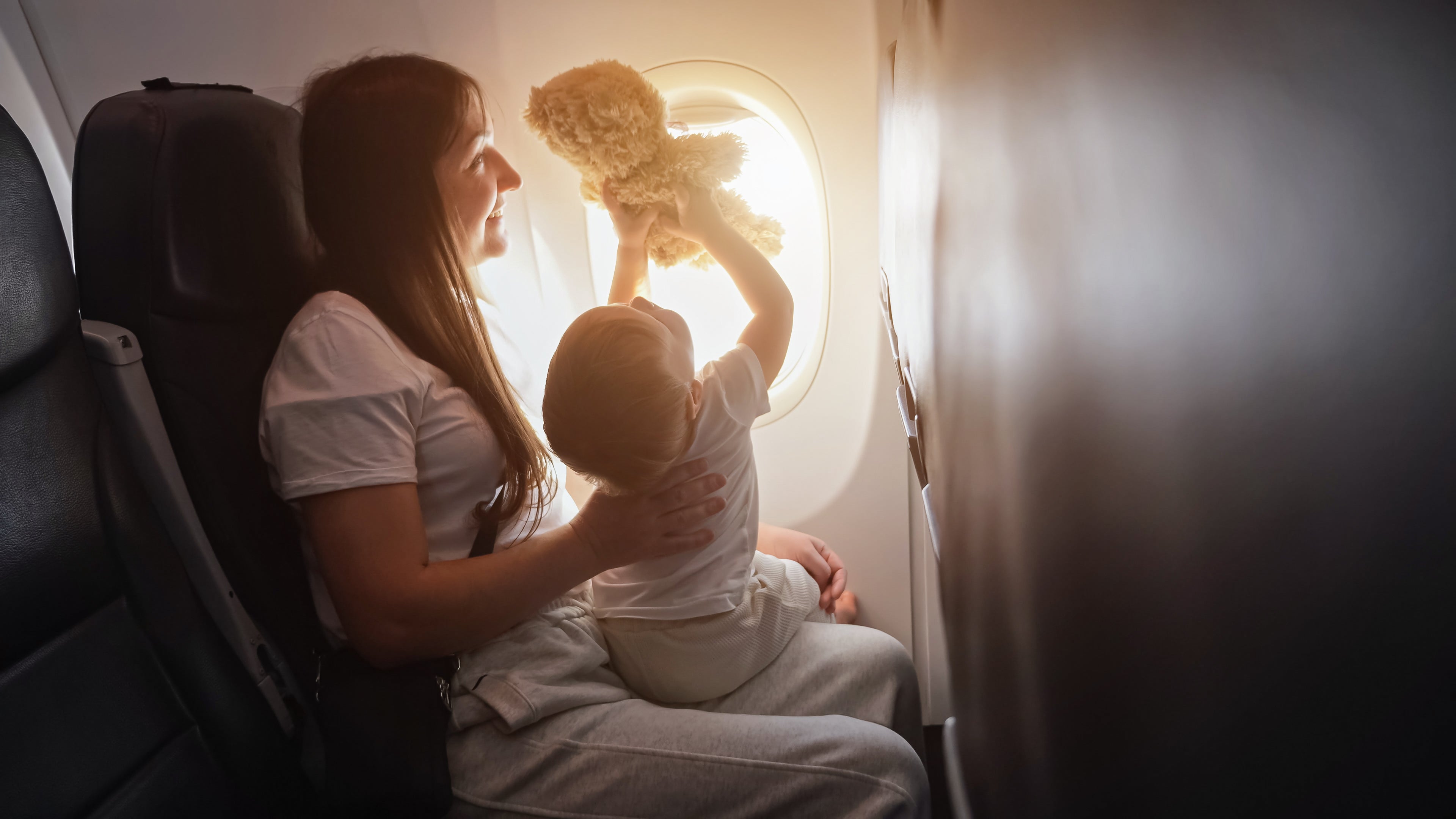 Bébé qui dort pendant un voyage à travers les fuseaux horaires