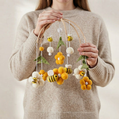 Mobile-bebe-en-forme-d'abeille