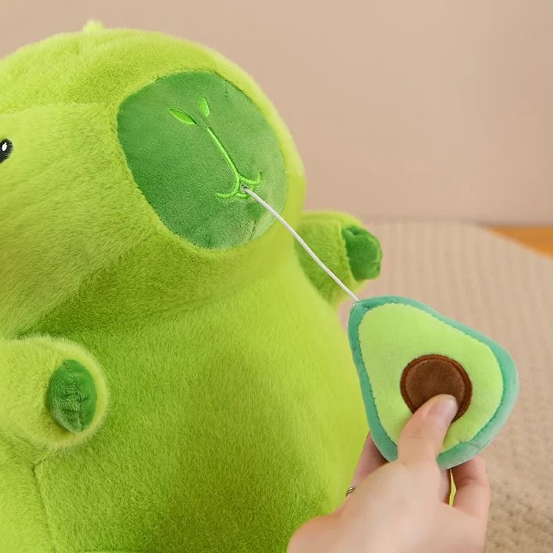 Peluche-capybara-vert-avec-avocat-bebe