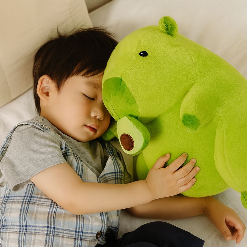 Peluche-capybara-vert-avec-avocat-sommeil